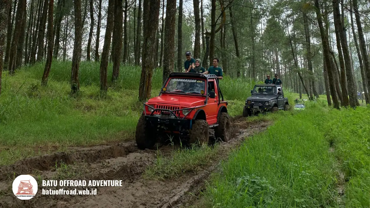fun offroad Coban Talun dengan mobil jeep merah