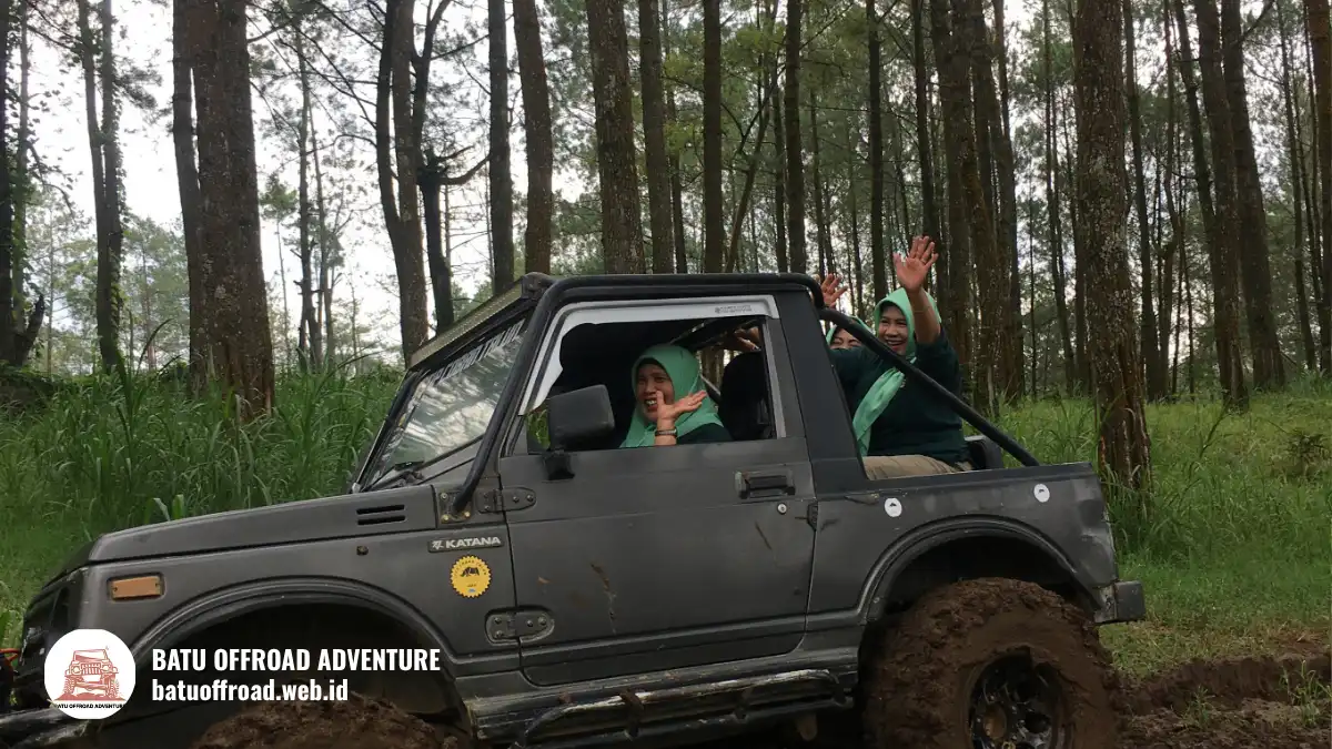 Wisatawan ceria menaiki jip offroad melintasi hutan pinus
