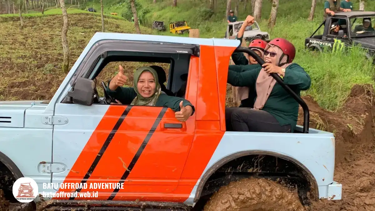 Grup peserta bersama-sama dengan instruktur dan guide sedang laugh dan bonding di jeep