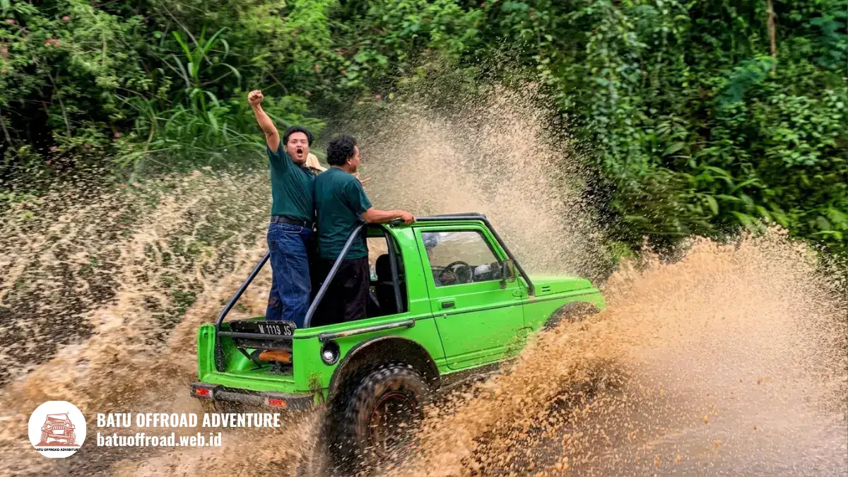 Jeep kuning melintasi jalan berlumpur di hutan pinus