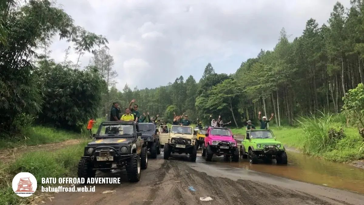 Rombongan besar peserta offroad dari perusahaan sedang berkumpul sebelum berangkat