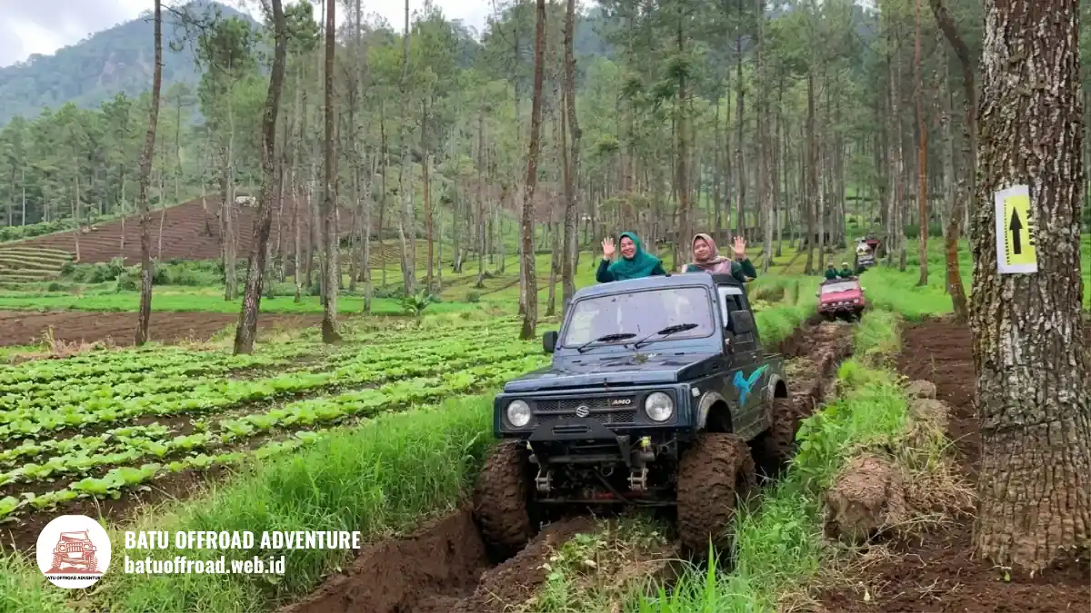 Wisatawan melambaikan tangan dari jeep di jalur berlumpur