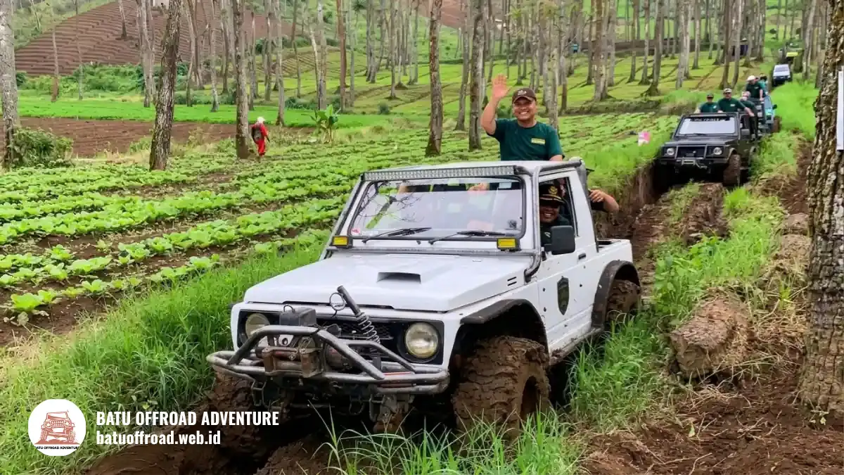 Pria melambai dari jeep putih di jalan berlumpur